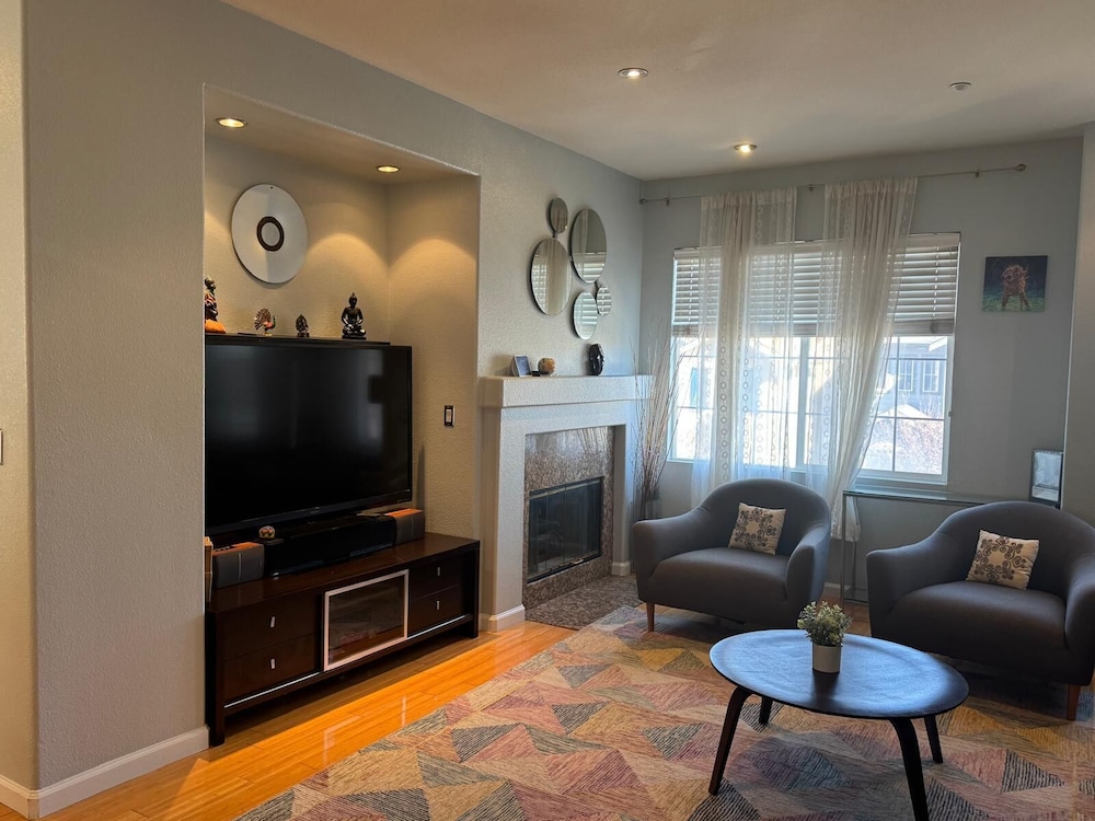 Large and Cozy Home 2BD 2BA Near SF