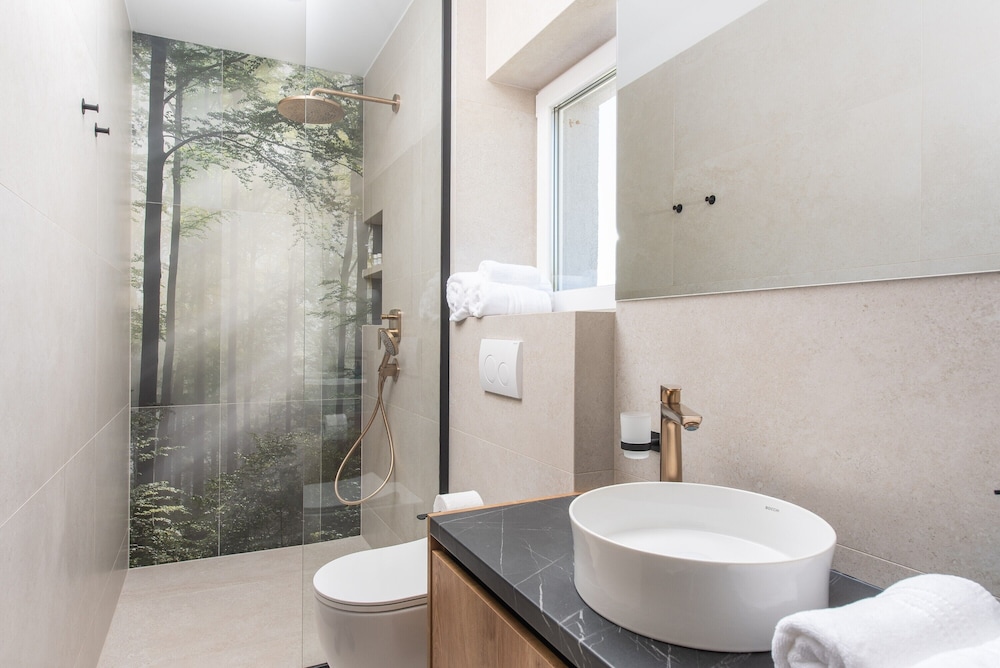 Villa River Rose with pool and jacuzzi, near the river beach