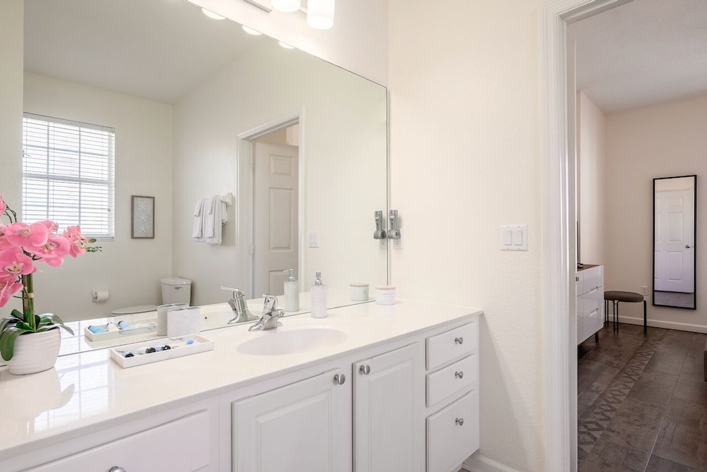4862 Cayview Avenue #208