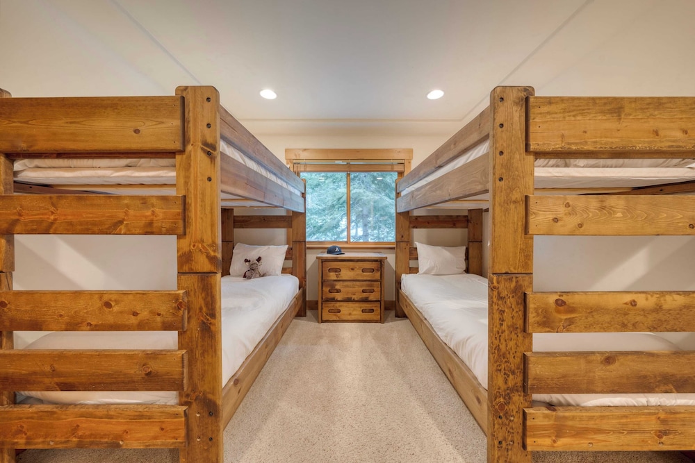 5 Mins to Ski Resort Ping Pong, Pool Table, Deck Donner Ridge by Avantstay