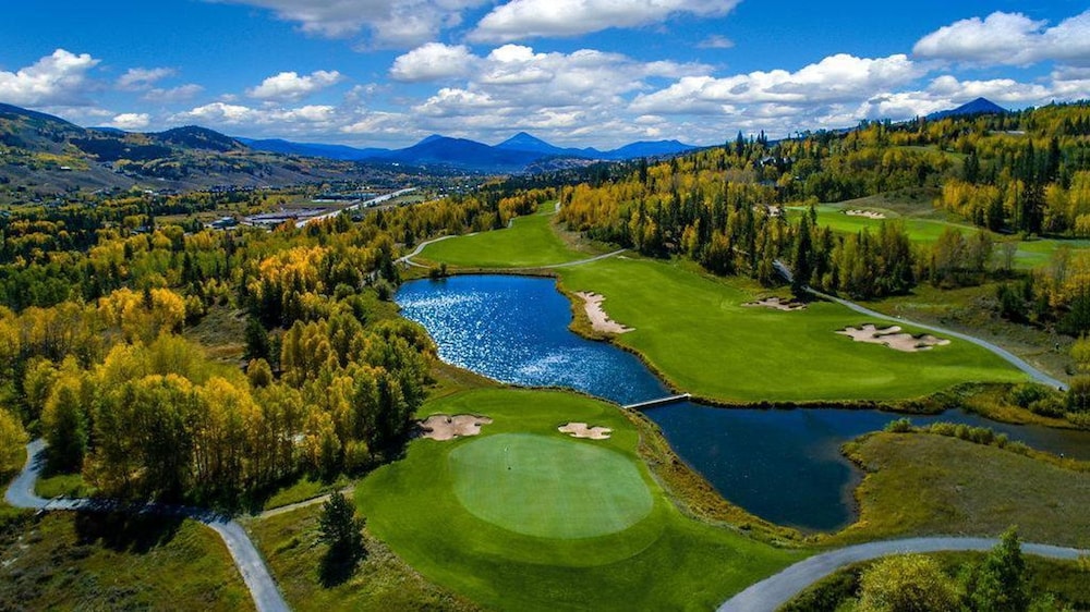 Luxury 2BR Mountain Townhouse w Picturesque Views