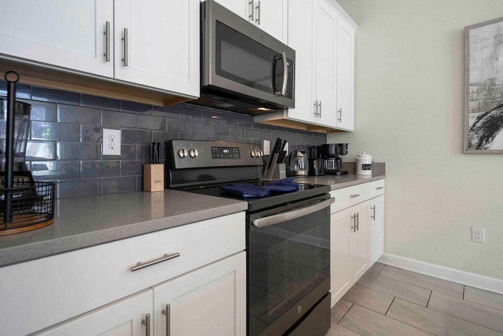 Stylish 4BR Pool Townhome Storey Lake