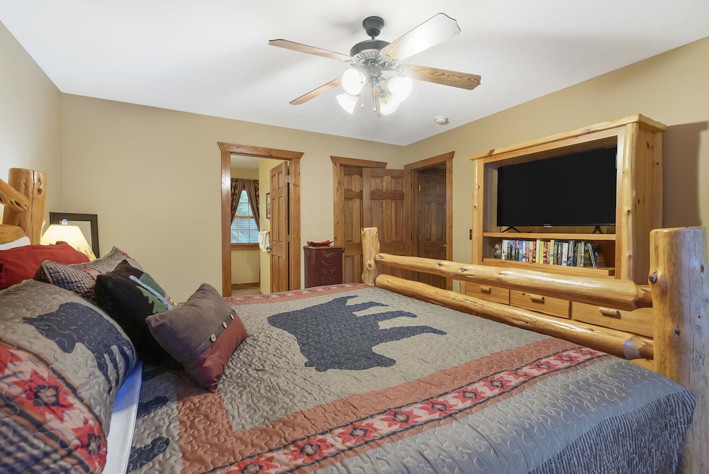 The Lodge on the Creek Branson West Cabin w/ Beautiful Views view 3