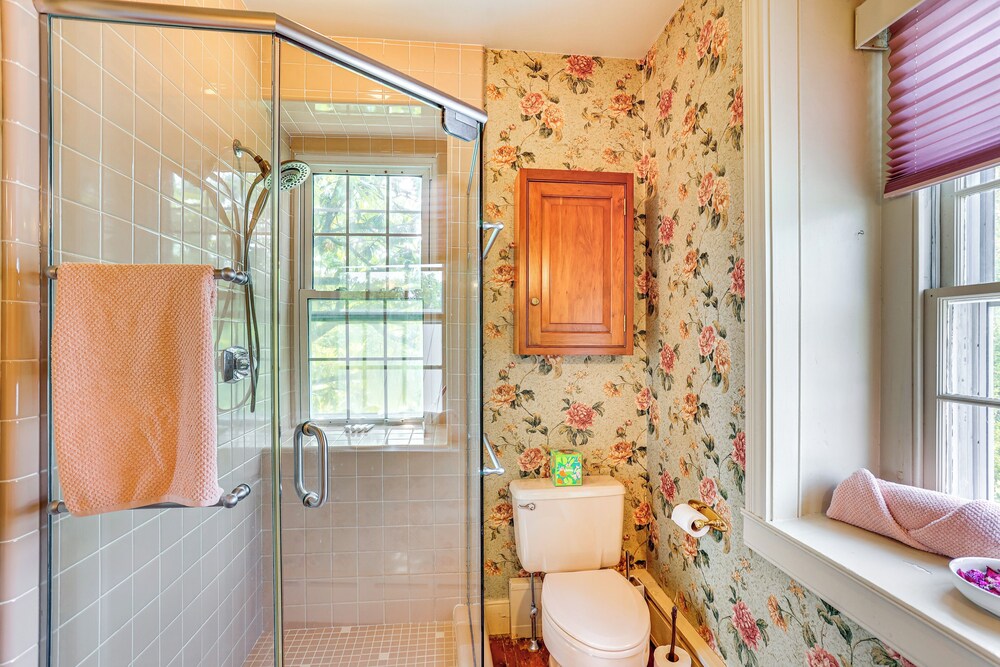 8 Mi to Reading: Spacious Farmhouse Retreat!