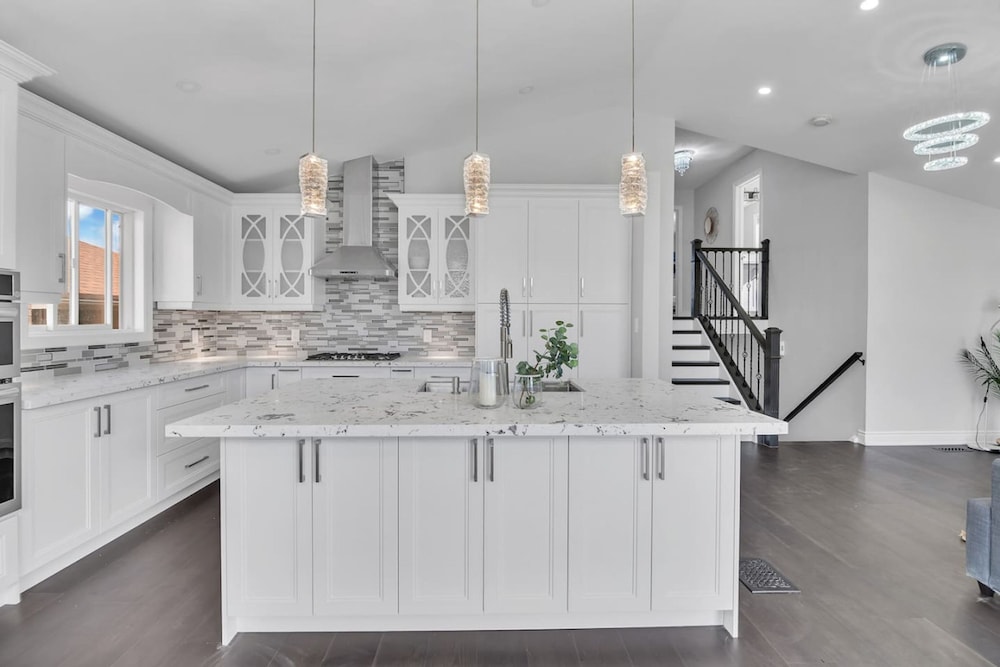 High-ceiling Home Relaxing Patio in Waterloo