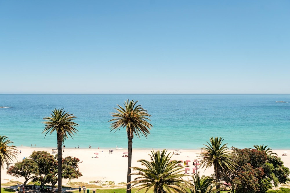 Apartment w Sea Views by Camps Bay Beach Kyanos