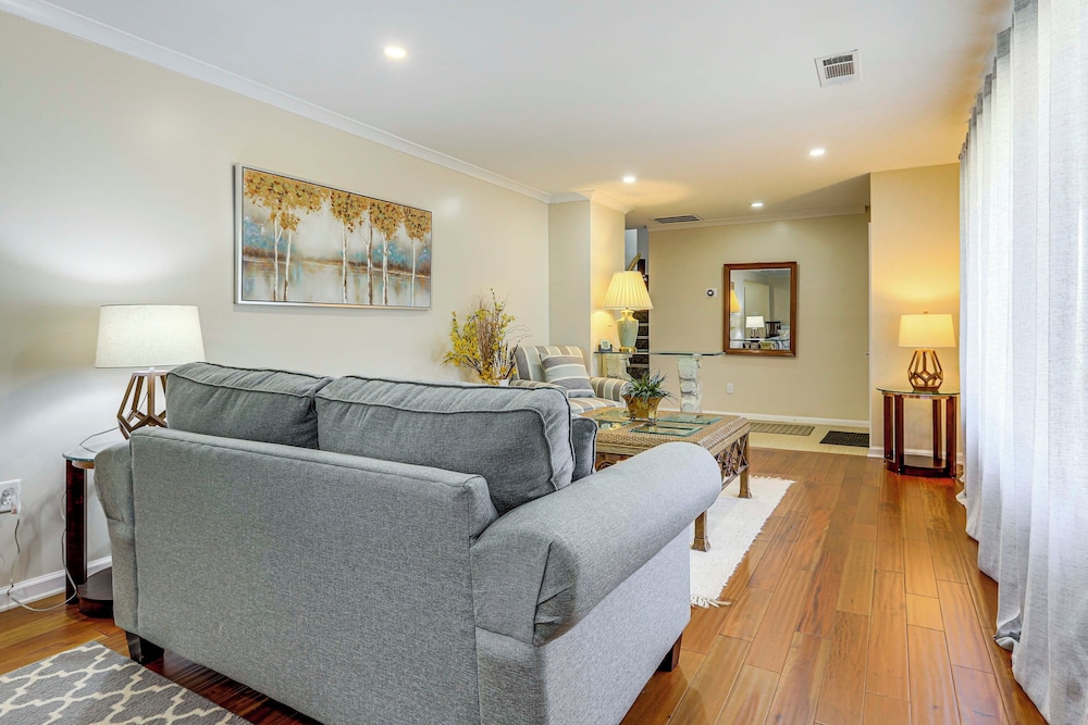 2 Mi to Airport: College Park Home w/ Grill!