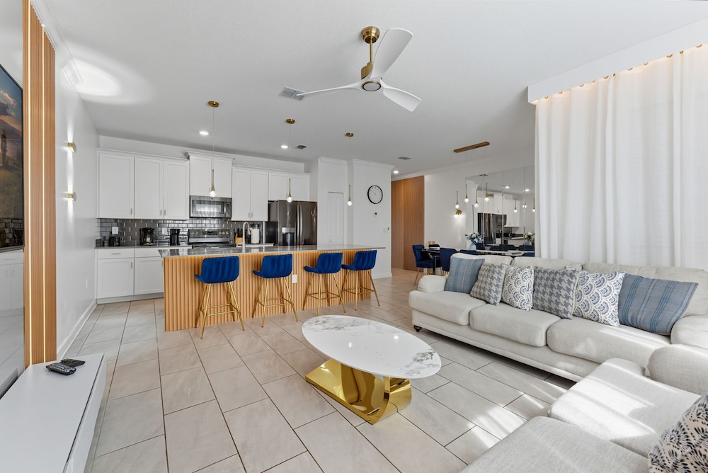 Chic & Fun Family Stay 10 Mins to Disney