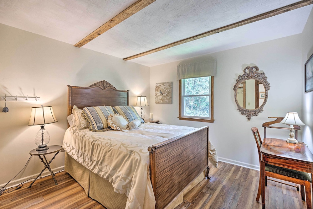 Charming Cottage < 10 Mi to Wineries & Skiing! view 4