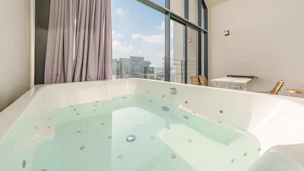 Gyeongju Rose Breeze Pool Villa Pension