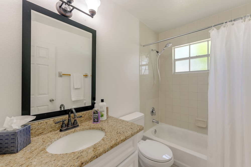 8 Mi to Disney: Resort-style Condo w/ Pool Access