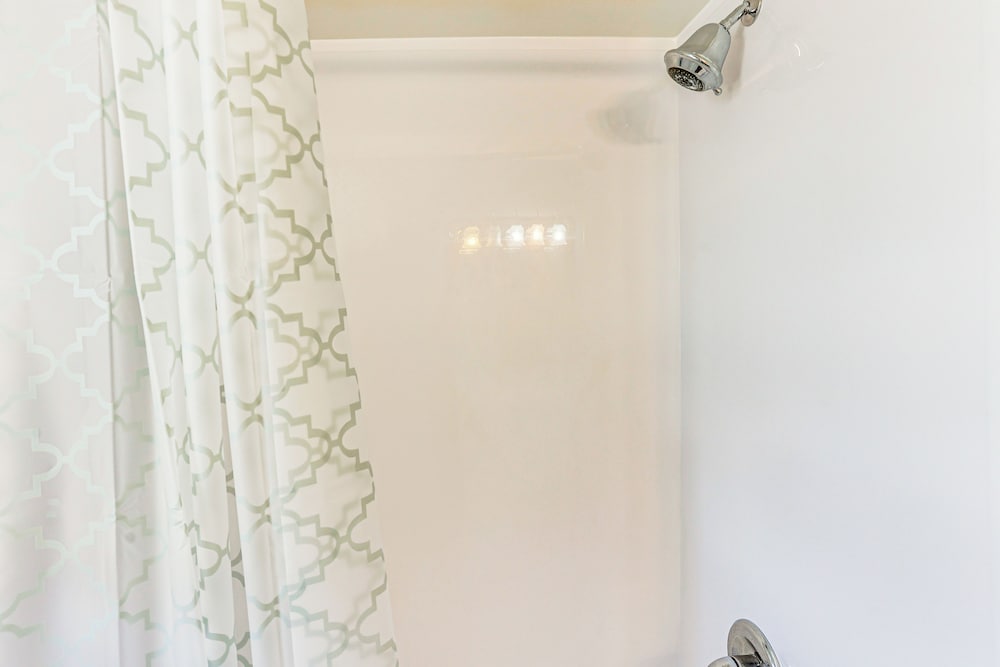 3 Mi to Berkshire Mall: Suburban Stay w/ Yard!