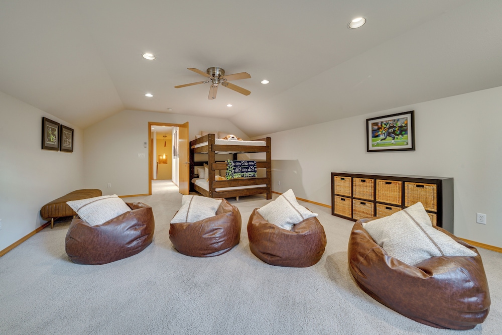 Fire Pit, Chic Deck! Family-friendly Puyallup Home