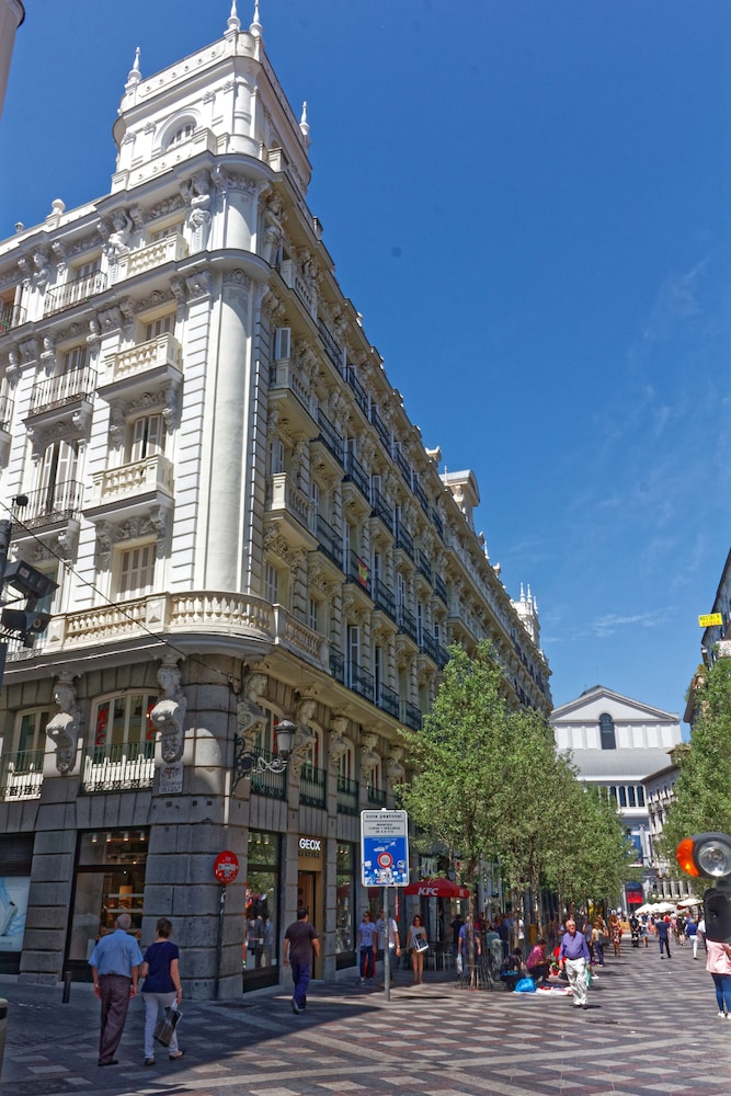 Hotel Arenal Suites - Image 1