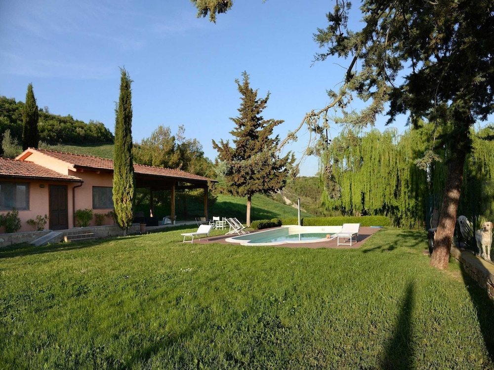 Elegant Tuscan Holiday Home view 4