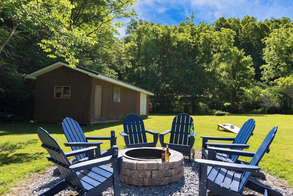 The Rustic Cottage by Avantstay Hot Tub, Fire Pit, Pool Table 5mins to Town view 4