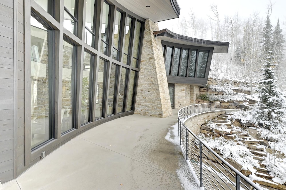 KBM Resorts Walk to Slopes, Sports Court, Private Home Theater, Sleeps 17, Outdoor Hot Tub Pco-184m