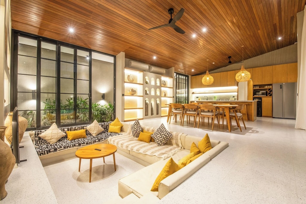 Stylish 5BR Boho Hideaway, 5 Minutes Bingin Beach