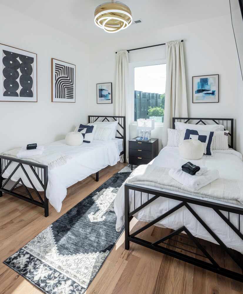 New Luxe Townhome - Rooftop Pool