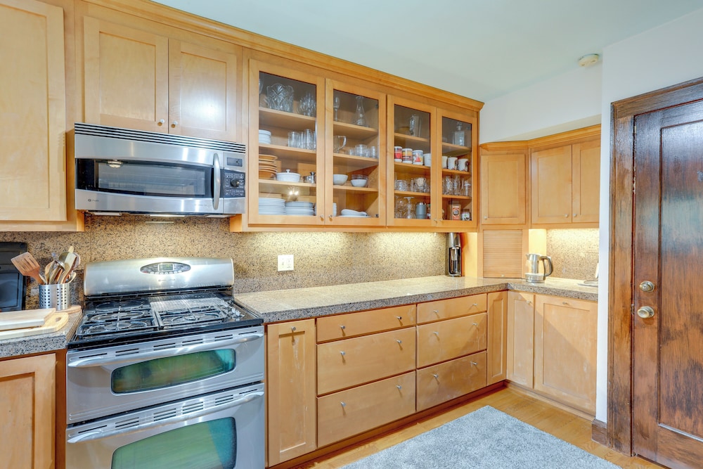 Charming Tudor-style Apt Near Green Lake!