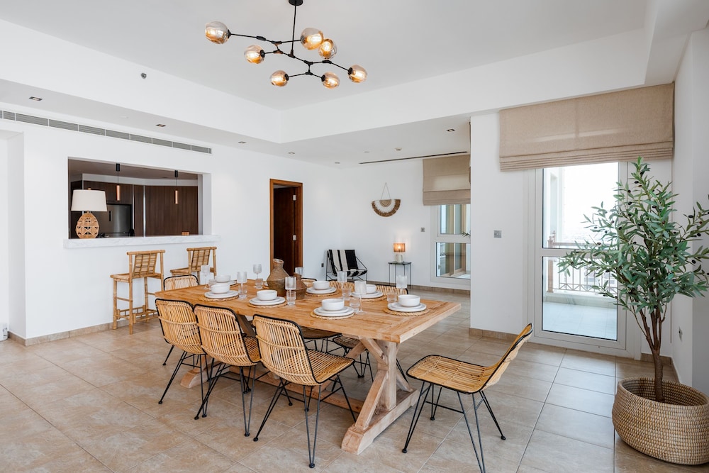 Modern 3BR Maid at the Palm w Pool and Gym