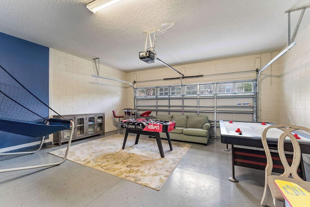 Loft & Leisure Villa 6 Bdrs!