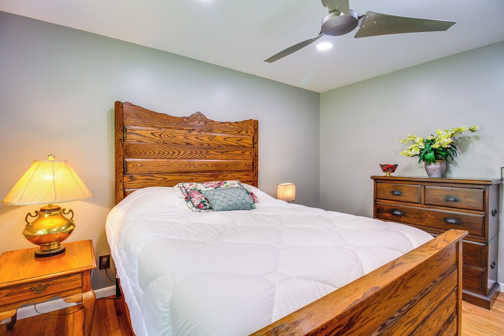 13 Mi to Guntersville Lake: Henagar Gem w/ Hot Tub