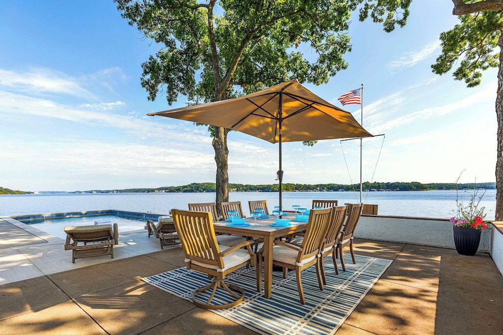 Panoramic Paradise - Lakefront Home for 15