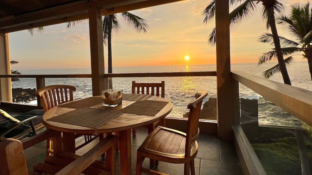 Oceanfront Penthouse With Sunset Views, A/C and Wraparound Lanai! - Vrkcv