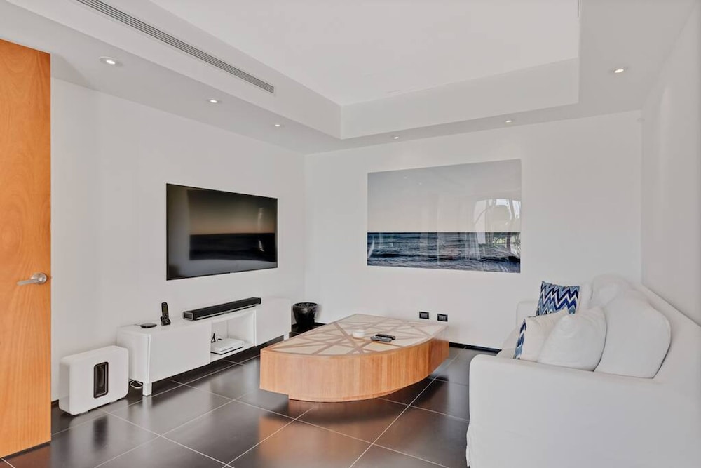 Beautifully-designed Contemporary Villa