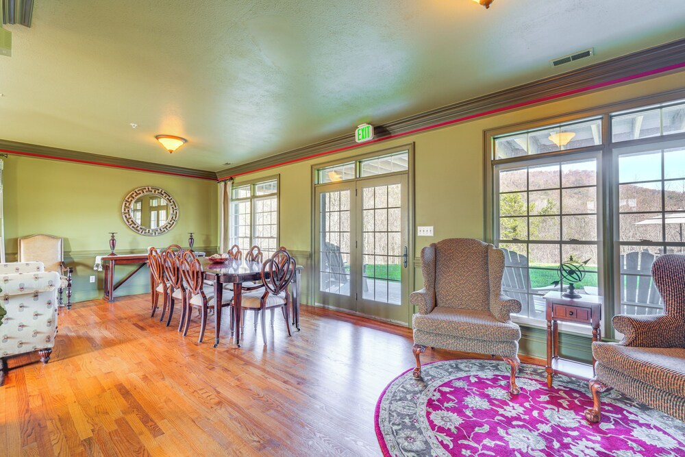Private Hot Tub: 'bays View Lodge' in Kingsport!