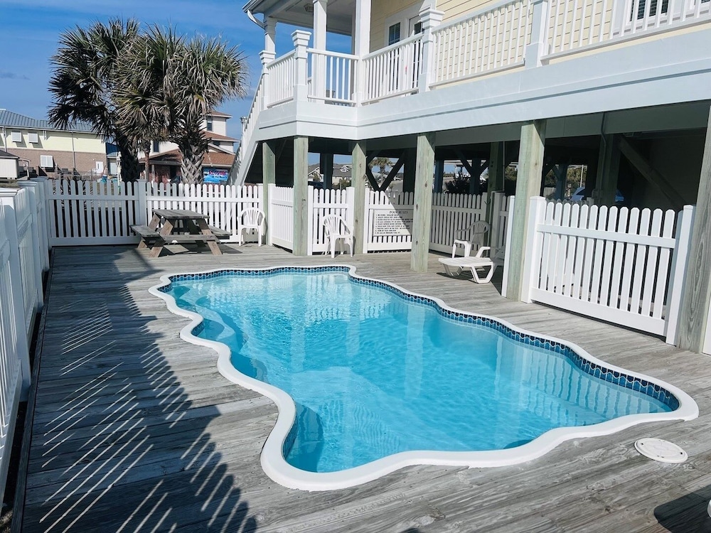 1 Ez Access 4 Bedroom Home by RedAwning