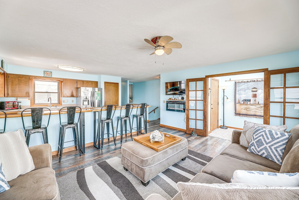 Walk to Beach: Dog-friendly Home in Lincoln City