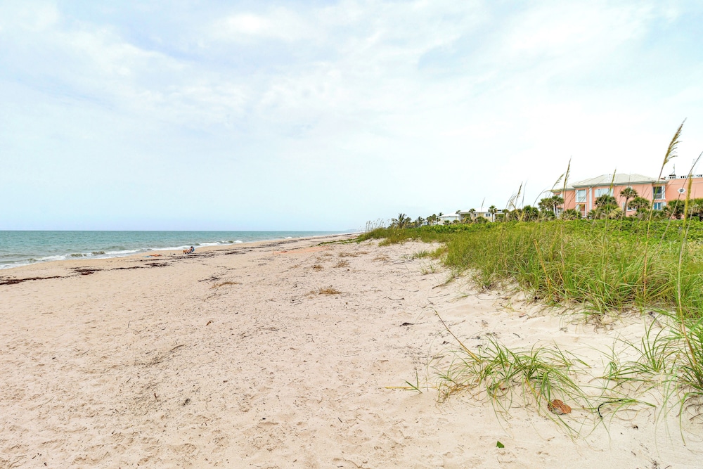 Pool & Beach Access: Vero Beach Condo!