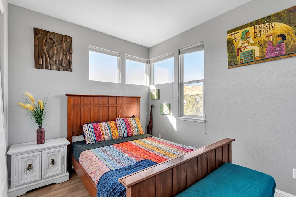 Beautiful Sunsets at 3BR Villa in Reno