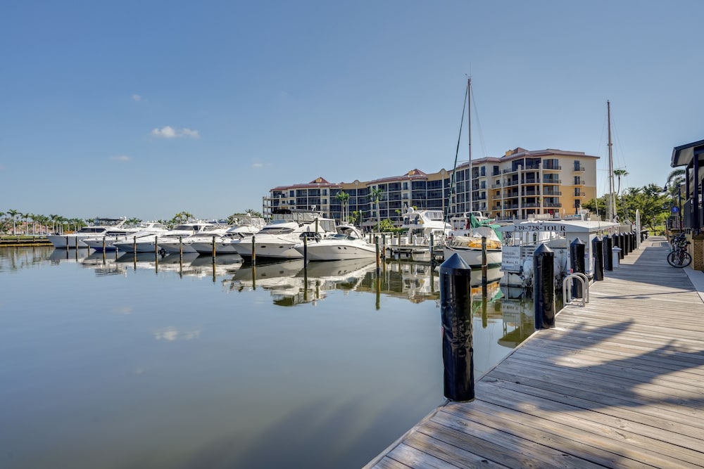 Walk to Marina + Restaurants: Cape Coral Escape!