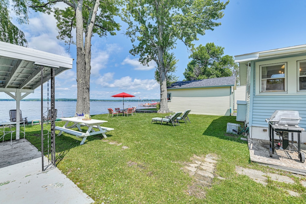Dock + Kayak: Lakefront Gem on Saratoga Lake
