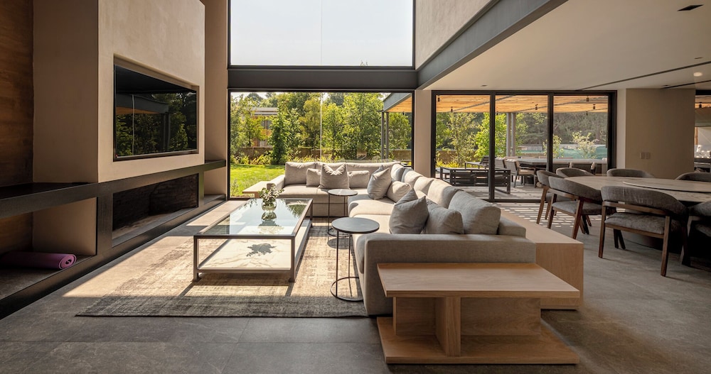 Casa Cundi-Contemporary Living in Nature