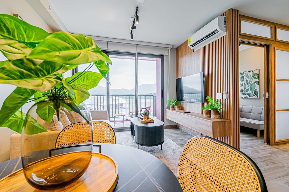w Regal 1BR w Great Deco in Centriqo