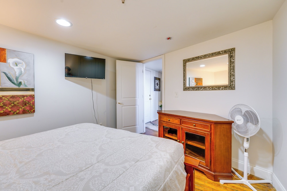 Explore Corktown: Updated Loft Next to Riverwalk!