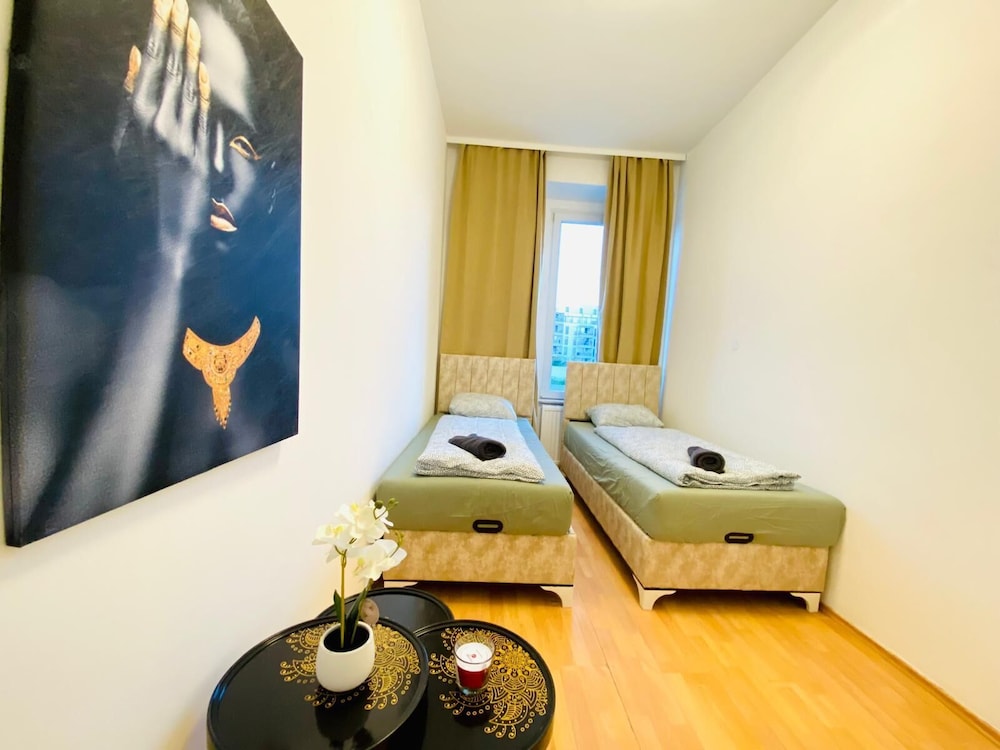 Rooms in Cozy 4BR Shared Apt Central