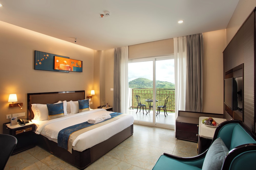 Le Crown Hotel