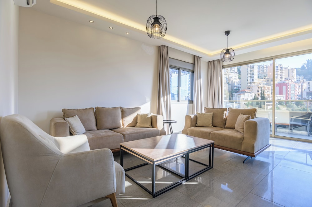 Elevate - Sleek 2-BR Apt by Santa Maria, Jal el Dib
