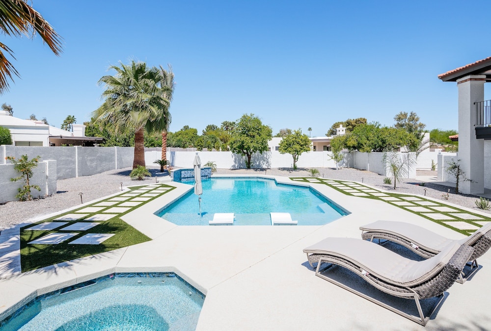 Luxe-paradise Palace-pool-spa-guest House & More!
