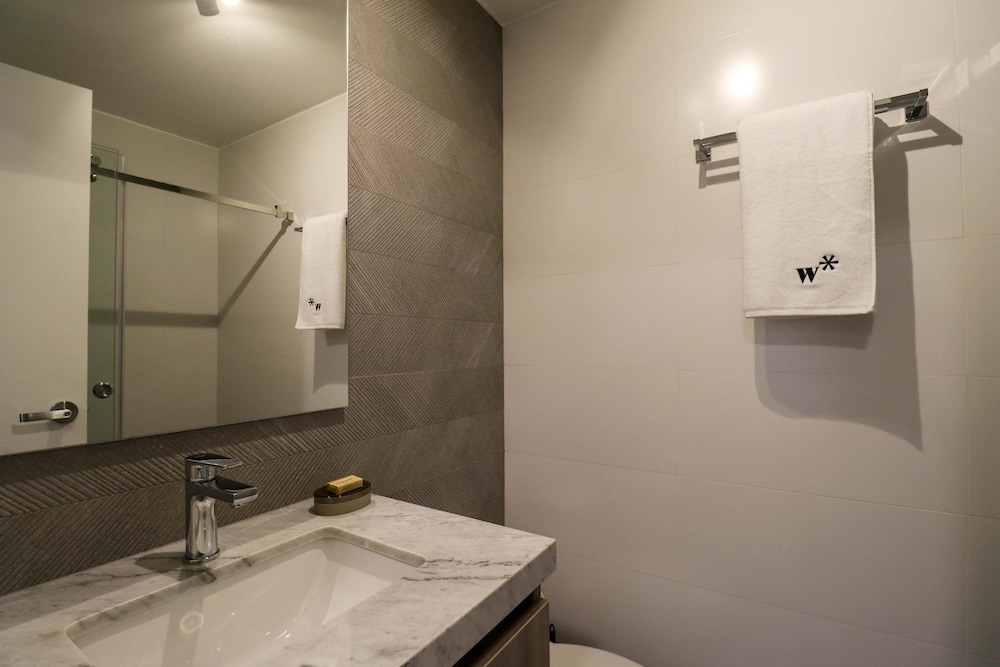 w Radiant 1BR With Modern Balcony in San Isidro