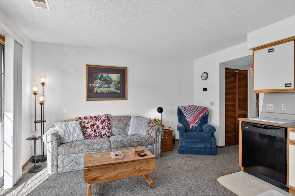 Scenic Getaway Quiet Spot 3 Miles To Landing 2 Bedroom Condo