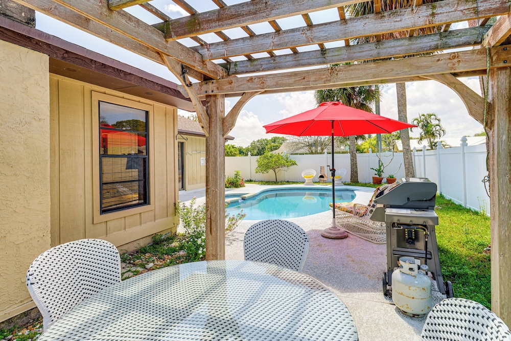 1 Mi to Dtwn Stuart: Bright Home w/ Pool & Spa!