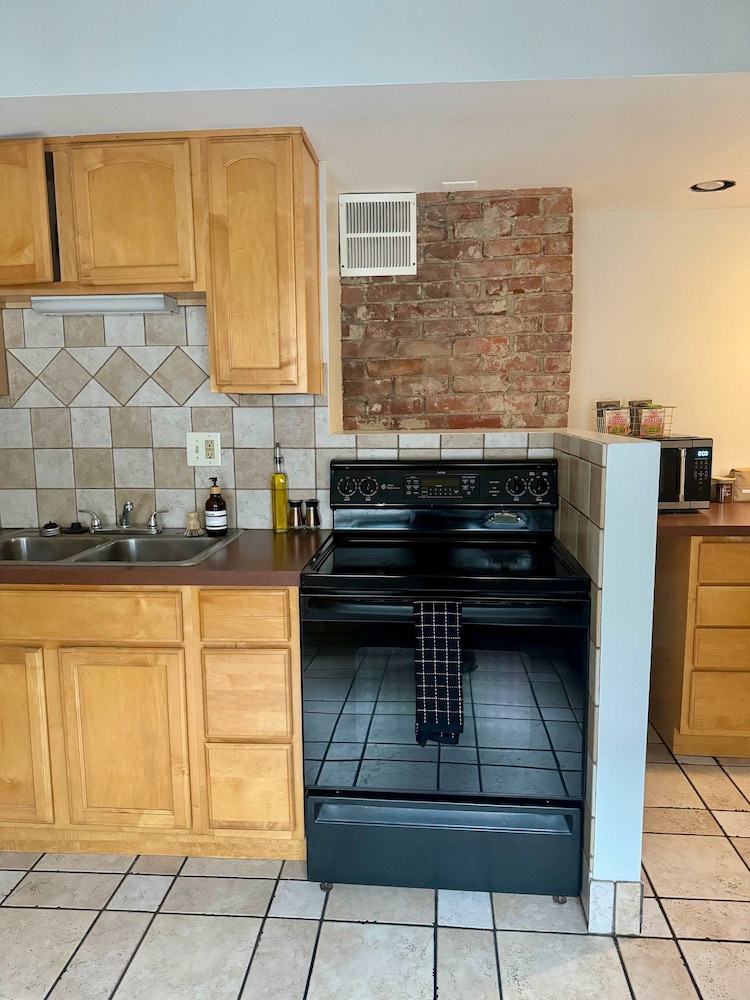 Free Parking - Prime Location - Downtown