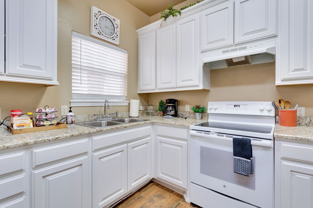 Apartment Half-mi to Downtown Guthrie!