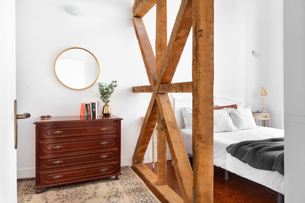JOIVY Unique 1-BR Apartment in central Chiado view 3